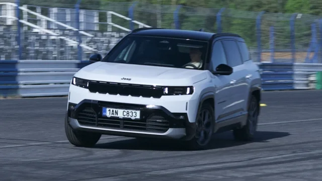 Nový Jeep Compass je ideálem pro ty, kteří chtějí ušetřit na benzinu. Jezdí extra úsporně