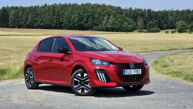 Malý, ale s nečekaně dlouhým dojezdem. Elektrický Peugeot 208 překvapí tím, co všechno zvládne