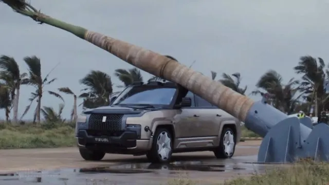 BYD hodilo strom na své nejluxusnější SUV. Skoro nic se mu nestalo a pak i samo odjelo