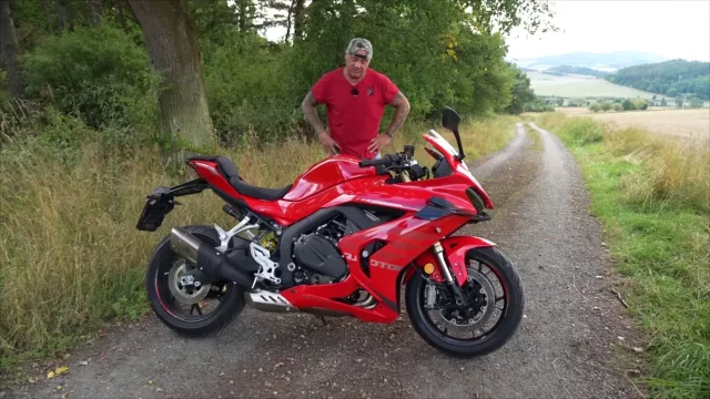 Sršeň nechápe, jak může tahle motorka stát 200 tisíc korun. Přitom je zábavná a dobře se řídí