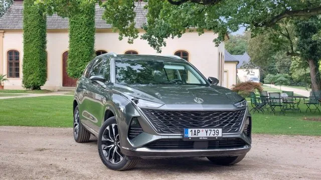 Sedmimístné SUV se spoustou prostoru a dojezdem, který se jen tak nevidí. Bez chyb ale není