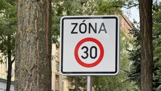 Týden v autech: Varování před zrádným omezením rychlosti i nové SUV s naftovým šestiválcem v Česku