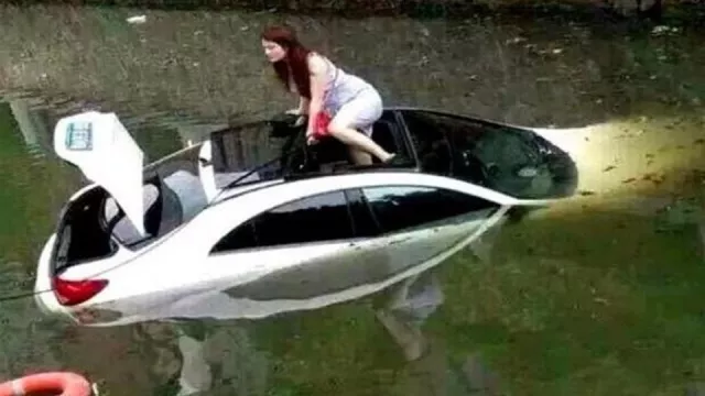 Žena odparkovala Mercedes rovnou do vodního kanálu