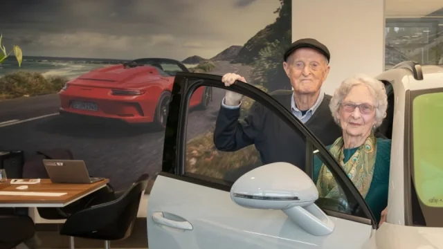 Devadesátiletí důchodci si k 70. výročí svatby koupili Porsche. Máme rádi výkon a komfort, říkají