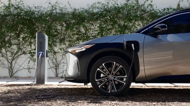 Podcenit u elektromobilu havarijní pojištění může být likvidační. Důležité je krytí baterie