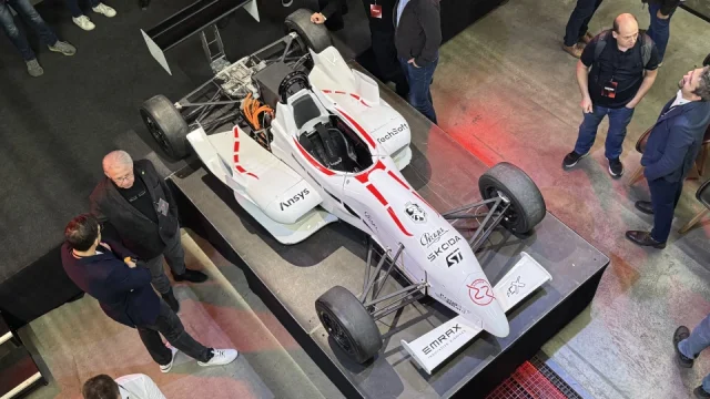Pražští středoškoláci si sami postavili elektrickou formuli. Teď s ní chtějí závodit do vrchu