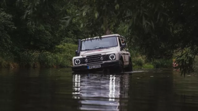 Koupali jsme auto v řece. Ineos Grenadier v terénu poníží všechna moderní SUV, útočí i cenou