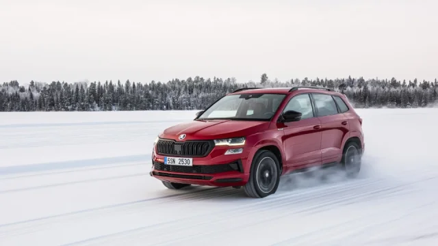 Jak na bezpečnou jízdu na sněhu: Alfou a omegou je návyk, na který spěchající řidiči zapomínají