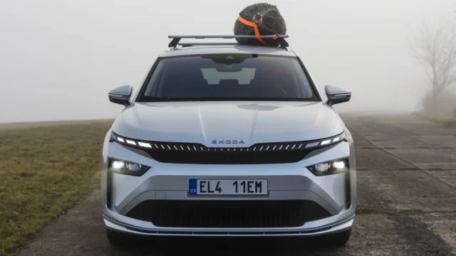 Týden v autech: S elektromobilem pro vánoční stromeček i konec klimatické krize v Česku