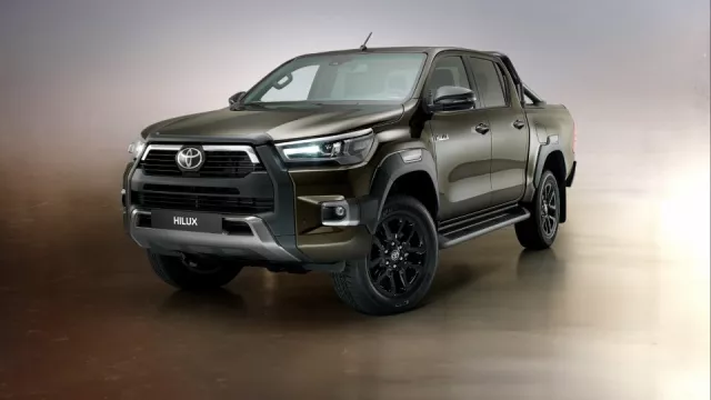 Inovovaná Toyota Hilux dostala silnější naftový motor a komfortněji naladěný podvozek