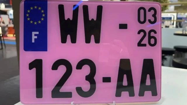 Francie zavedla růžové registrační značky. Chce přimět řidiče, aby se styděli za přestupky