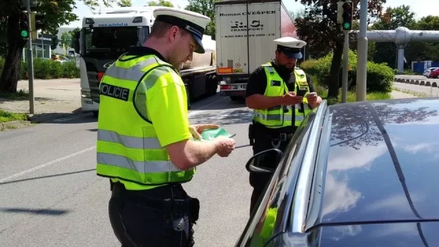 Tak mi ještě ukažte lékárničku. Jak policisté zneužívali povinnou výbavu, aby šikanovali řidiče