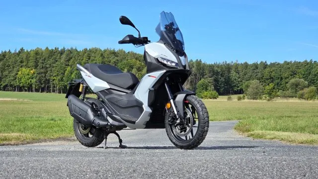 Našli jsme stíhací skútr, který si namaže na chleba i kdejakou motorku. A umí být praktický