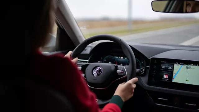 V autě je víc bakterií než na záchodě. Volant ale není zdaleka tím nejšpinavějším místem