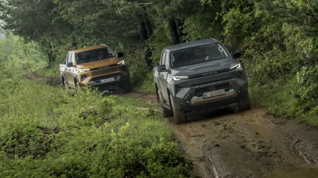 Konzervativci se budou křižovat. Nová elektrická Toyota Hilux baví v terénu víc než naftová
