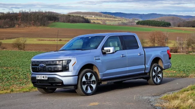 Obr na baterky. Americký Ford F-150 Lightning vypadá na českých silnicích jako zjevení