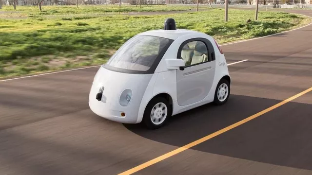 Auto, co nepotřebuje řidiče ani volant, míří na silnice