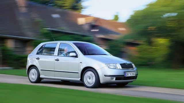 Vylepšete starou ojetinu moderní výbavou. Hlídání mrtvých úhlů stojí 1500 Kč, head-up displej i méně