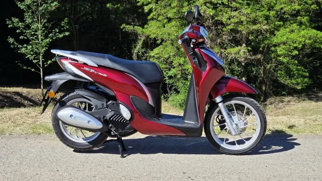 Nejdostupnější Honda na trhu stojí méně než kdejaké kolo. Jezdí se s ní levněji než v MHD