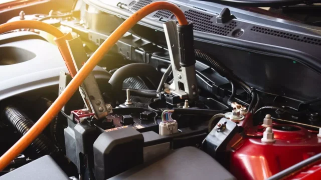 Když u elektromobilu vybijete klasickou 12V baterii, nepojede. A u nabíjecí stanice se může seknout