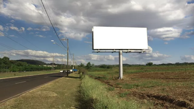 Do týdne mají zcela zmizet billboardy od silnic. Zatím se ale nic neděje