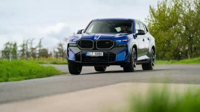 Řídili jsme BMW XM. Má plug-in hybrid, extrémní výkon, téměř tři tuny a za dálnice platit nemusí