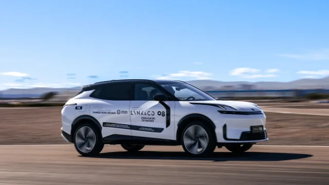 Konec úzkosti z dojezdu? Lynk & Co 08 zvládl 293 km v čistě elektrickém režimu