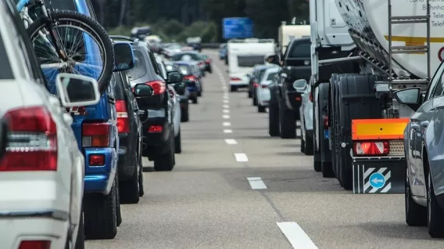 Odstrašující příklad ze Slovenska. Takhle se záchranářská ulička opravdu netvoří