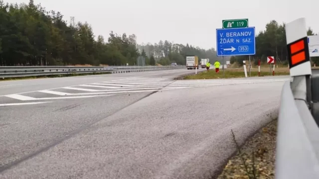 Tady už blinkr všichni vypínají, jenže podle ministerstva je to chyba. Řidičům hrozí nemalá pokuta