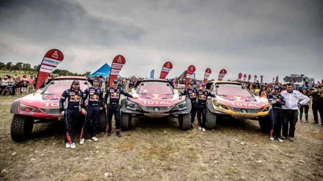 Carlos Sainz, Lucas Cruz a jejich Peugeot 3008DKR Maxi triumfovali v Rallye Dakar