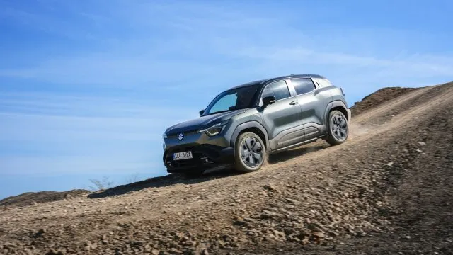 Hvězda Dakaru nás svezla novým elektrickým Suzuki Vitara. Je to překvapivě schopné SUV