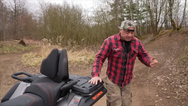 Sršeň si na svůj ranč pořídil nový stroj. A není to motorka, kterou byste u něj asi čekali