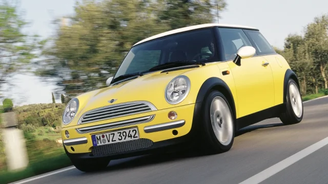 Stylové retro za pár šupů: Tyto ojetiny oslavují automobilové legendy a stojí pod 100 tisíc korun