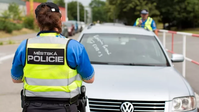 Komentář: Městská policie přestala dávat pokuty za stěrač. A to je ze zásady špatně