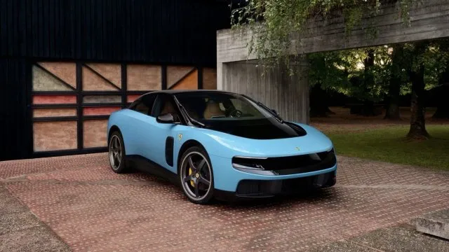 Nové Ferrari je terčem kritiky. Lidem nevadí elektřina, ale na vzhled si budou zvykat těžko