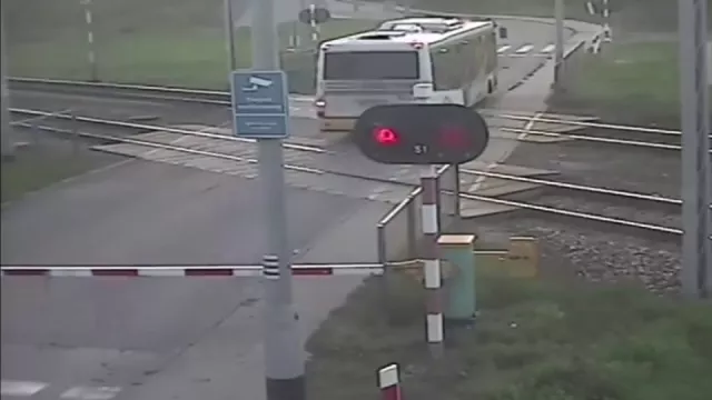 Je to vůbec možné? Polský autobusák vjel na přejezd a zůstal stát