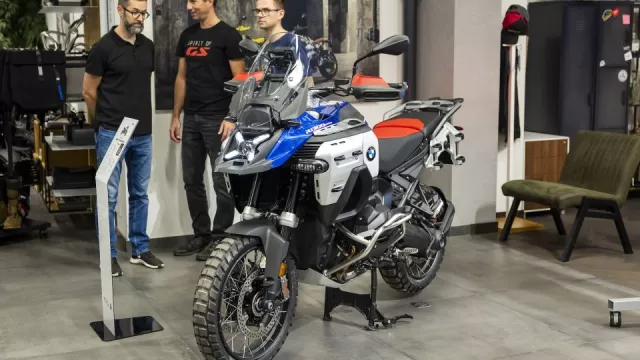 BMW R 1300 GS Adventure je tady. Motorka má adaptivní tempomat a radar sledující nebezpečné řidiče