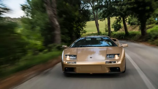 Cesta zpět do roku 1990: Ikonické Lamborghini Diablo letos slaví 30 let a projelo se Toskánskem