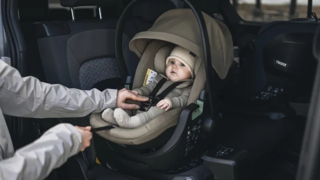Nová generace autosedaček chce naučit rodiče, jak správně připoutat dítě. Připojí se k autu i mobilu