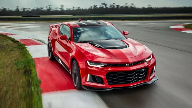 Levné americké Camaro pokořilo evropské supersporty na Nürburgringu