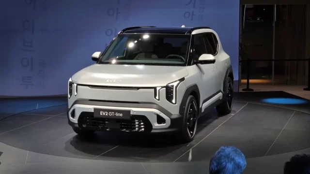 Týden v autech: Nová motorka JAWA za 100 tisíc i příchod lidového elektromobilu Kia EV2