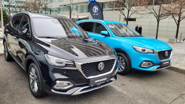 MG HS je levnější než Škoda Karoq a vybavenější než Hyundai Tucson. Velikostí kufru ale zaostává