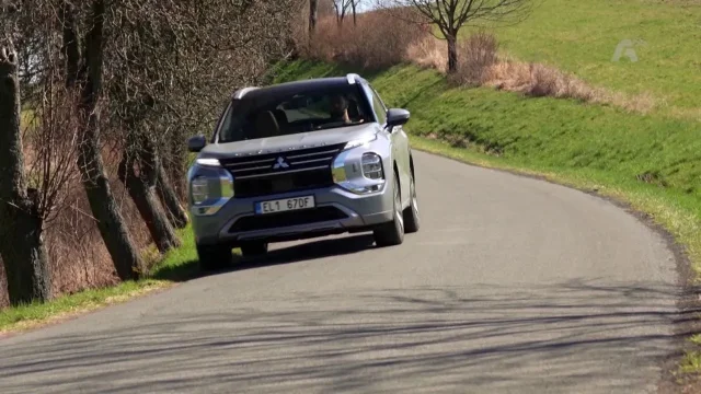 Recenze Mitsubishi Outlander PHEV 4x4 Instyle+ (repríza)