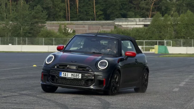 Mini Cooper JCW je ryze sportovní auto. Přesto jsme s ním dokázali jet za 5,5 l/100 km