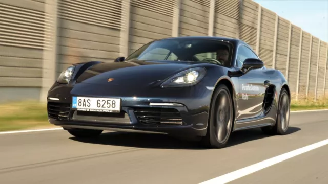 Řídili jsme Porsche Cayman, které nemá ani tempomat. Ale kdo ho potřebuje, když je tak skvělé