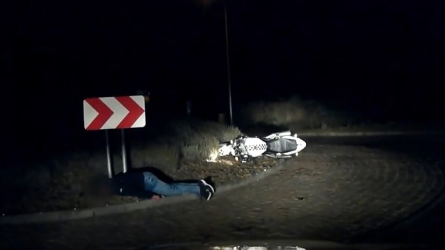 Motorkář zůstal po nehodě ležet v bezvědomí na kruháči. Náhodou si ho všimli policisté