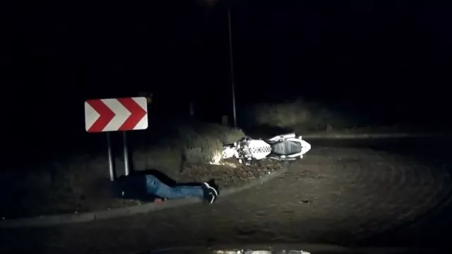 Motorkář zůstal po nehodě ležet v bezvědomí na kruháči. Náhodou si ho všimli policisté