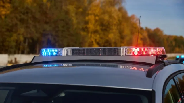 Policejní auto bliká modře, ale nejede k zásahu. Řidiči si musí zvyknout na nový signál