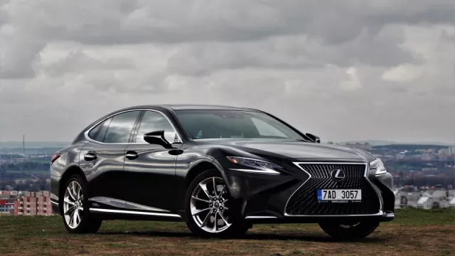 Fototest: Tímto autem jezdí japonský velvyslanec. Testovali jsme Lexus LS 500h