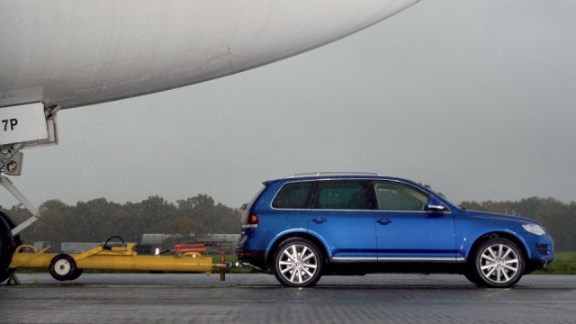 Historie Volkswagenu Touareg je plná rekordů. V minulosti utáhl i Boeing 747, který hrál v Bondovce